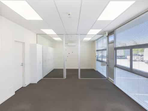 Large Warehouse and Showroom close to Motorway