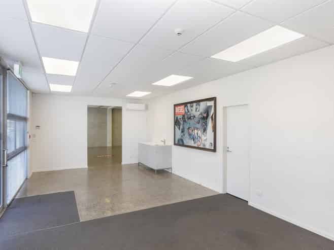 Large Warehouse and Showroom close to Motorway