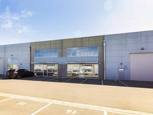 Large Warehouse and Showroom close to Motorway