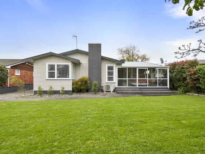 6 Ruha Street, West End