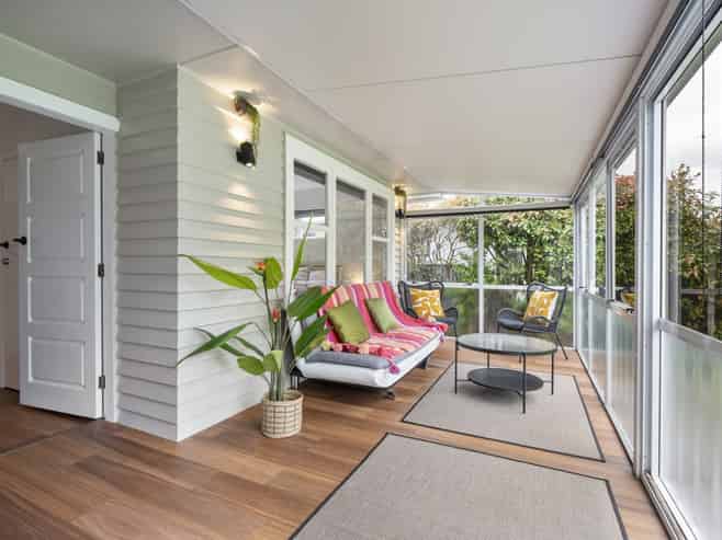 6 Ruha Street, West End