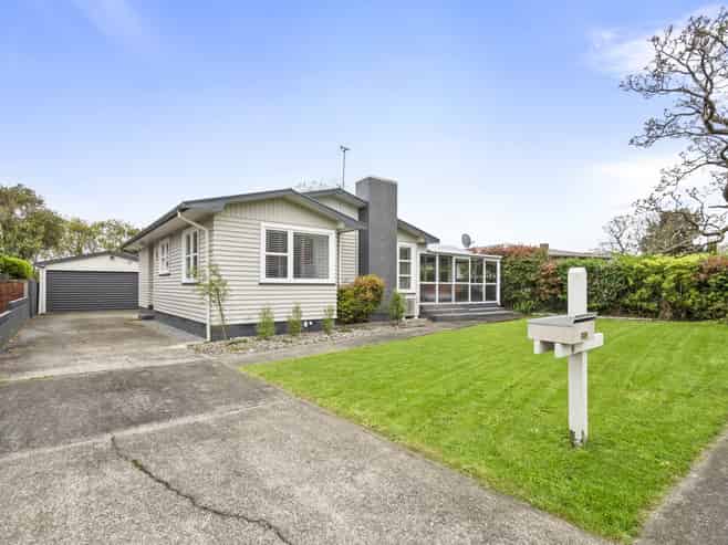 6 Ruha Street, West End