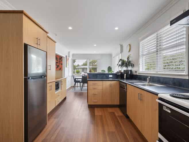 6 Ruha Street, West End