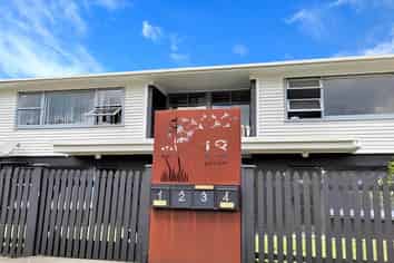2/13 First Avenue, Avenues