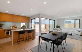 2/161 Onepu Road, Lyall Bay