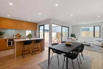 2/161 Onepu Road, Lyall Bay