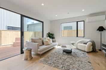 2/161 Onepu Road, Lyall Bay