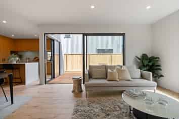 2/161 Onepu Road, Lyall Bay