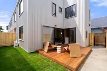 2/161 Onepu Road, Lyall Bay