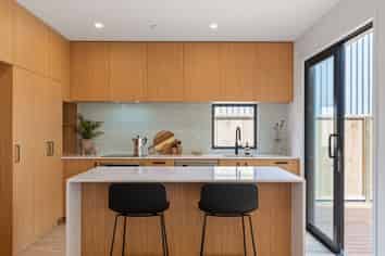 2/161 Onepu Road, Lyall Bay