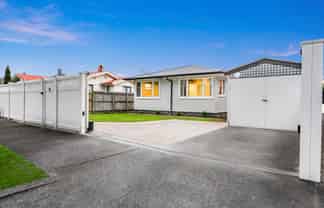 11 Waddell Avenue, Point England