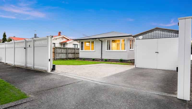 11 Waddell Avenue, Point England