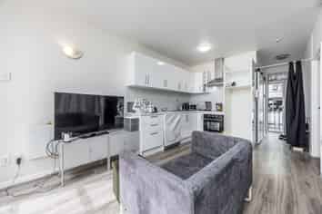 1B/9 Upper Queen Street, Newton