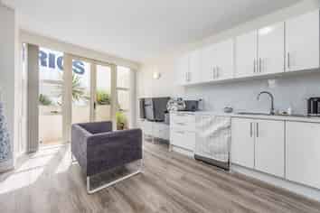 1B/9 Upper Queen Street, Newton