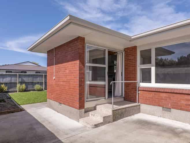 Flat 2/64 Roberta Drive, Somerfield