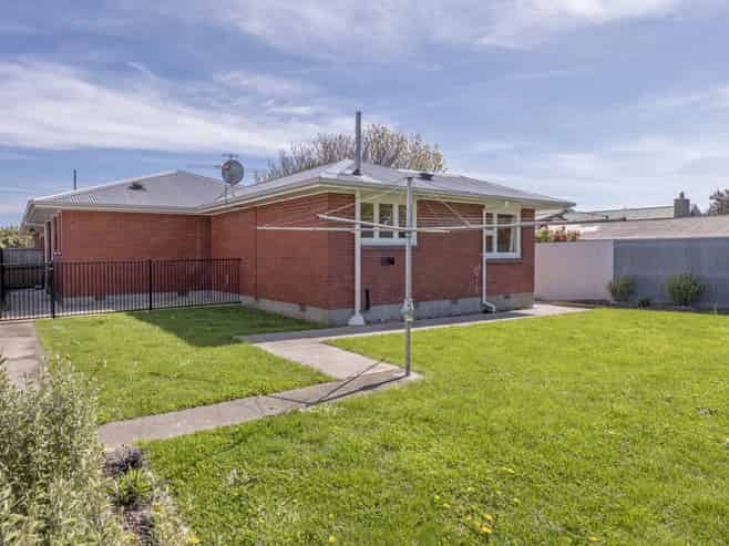 Flat 2/64 Roberta Drive, Somerfield