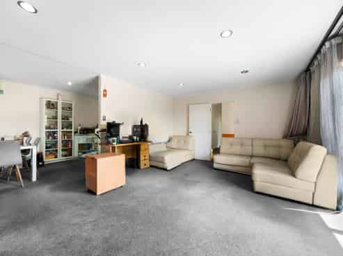 6 Theban Place, Totara Vale