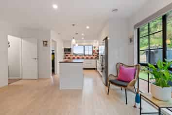 16 Ordley Grove, Tawa