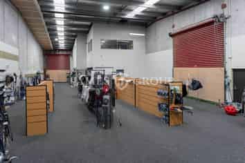 Tilt Slab Warehouse with Dual Roller Door Access