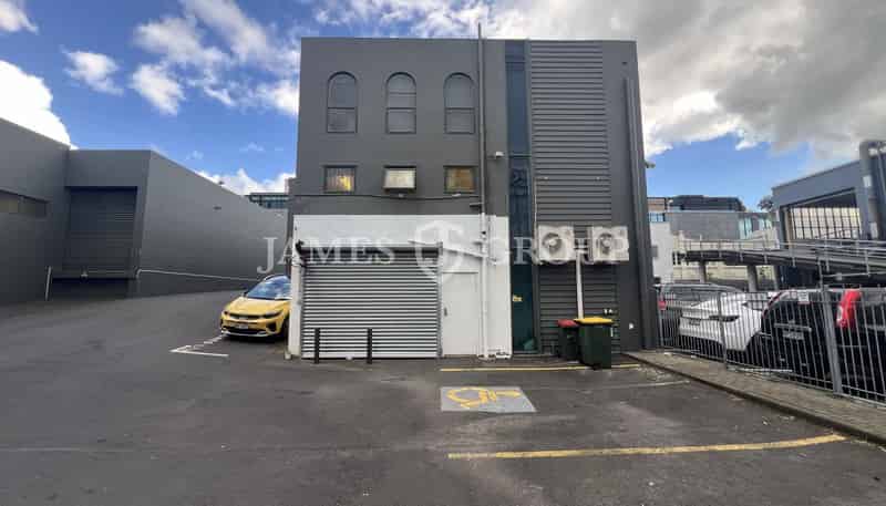 402 Broadway, Newmarket