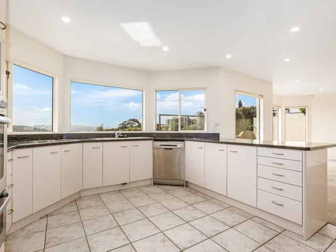 35 Halladale Road, Papakowhai