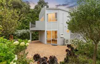 5 Erskine Close, Island Bay