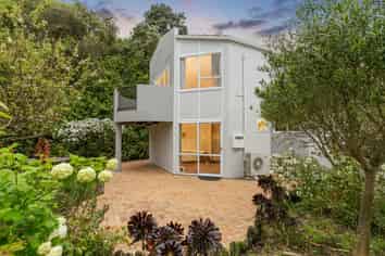 5 Erskine Close, Island Bay