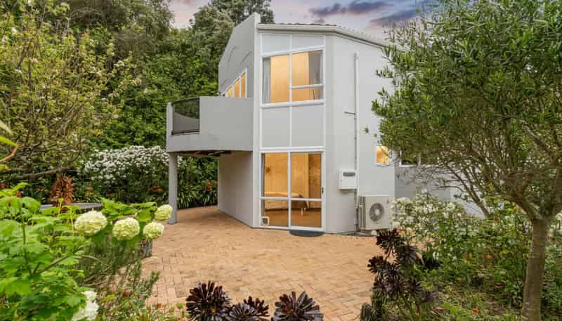 5 Erskine Close, Island Bay