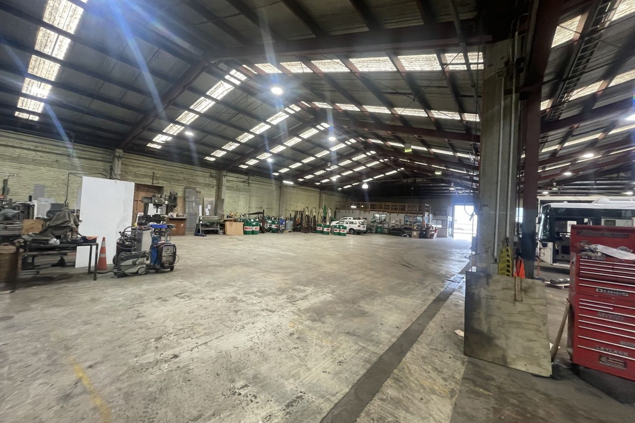 Industrial For Lease - 1,643 m² - Fler