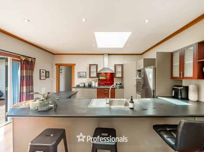 143 Whites Line East, Waiwhetu