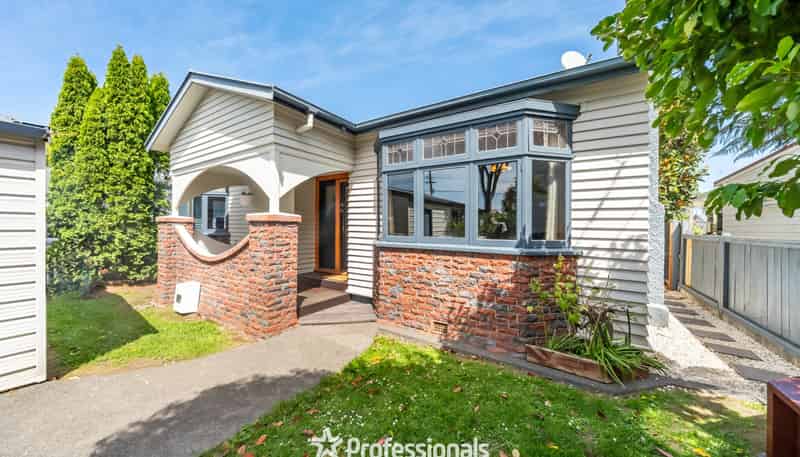 143 Whites Line East, Waiwhetu