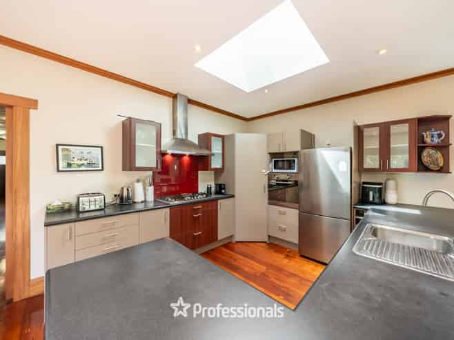 143 Whites Line East, Waiwhetu