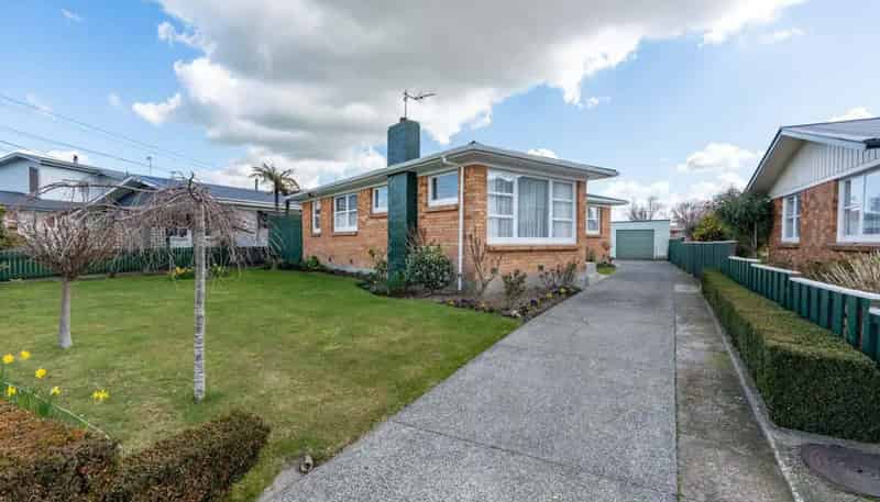 49 Garden Heights Avenue, Glenview