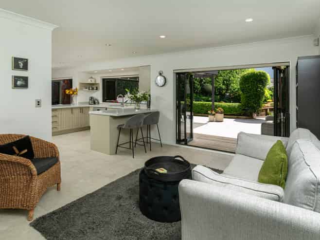 3 Admirals Court Drive, Greenhithe