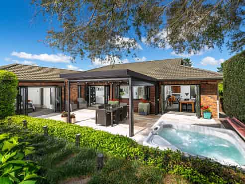 3 Admirals Court Drive, Greenhithe