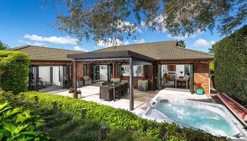 3 Admirals Court Drive, Greenhithe