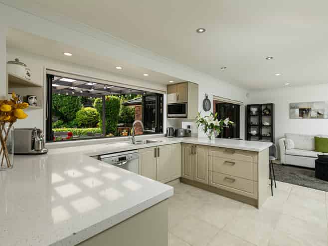 3 Admirals Court Drive, Greenhithe