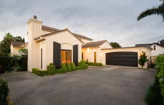 35 The Esplanade, Huntington