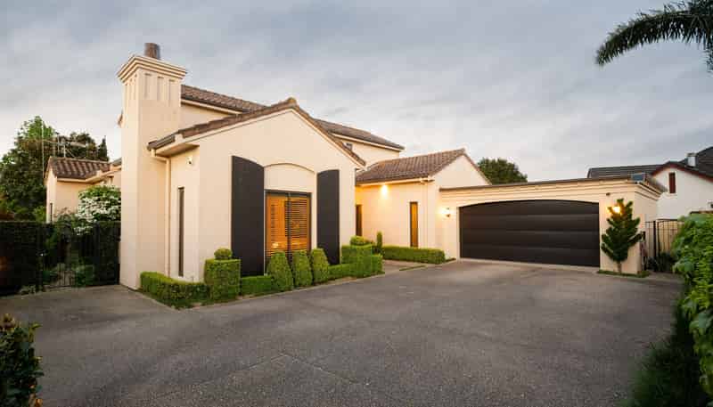 35 The Esplanade, Huntington