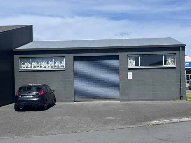 Versatile Industrial Unit with Yard