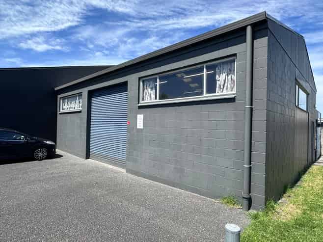 Versatile Industrial Unit with Yard