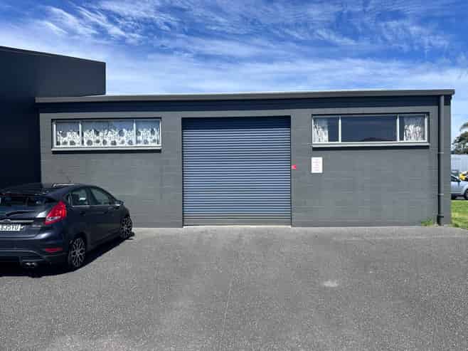 Versatile Industrial Unit with Yard