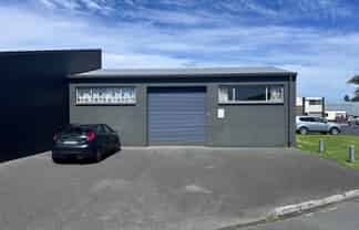 Versatile Industrial Unit with Yard