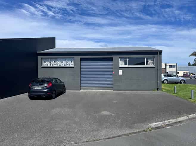 Versatile Industrial Unit with Yard