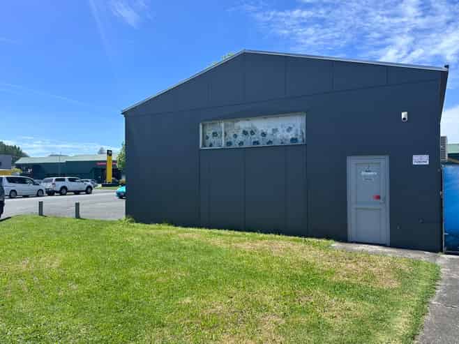 Versatile Industrial Unit with Yard