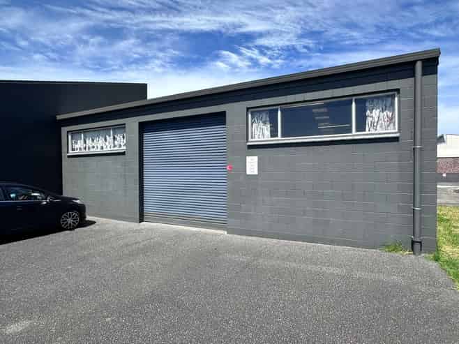 Versatile Industrial Unit with Yard