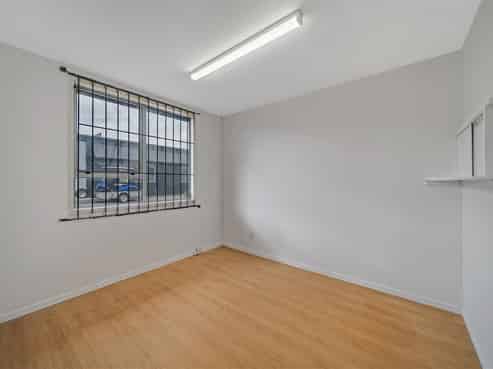 Refurbished Hornby Warehouse - Ready Now!