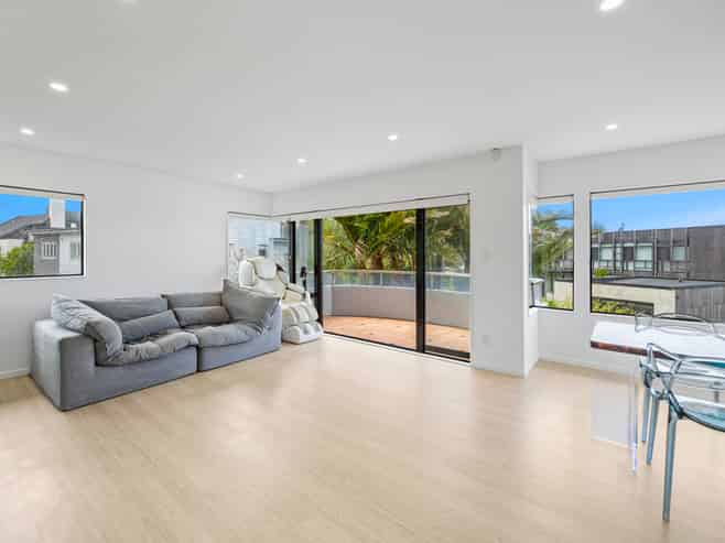 2/4 Rogers Avenue, Eastern Beach