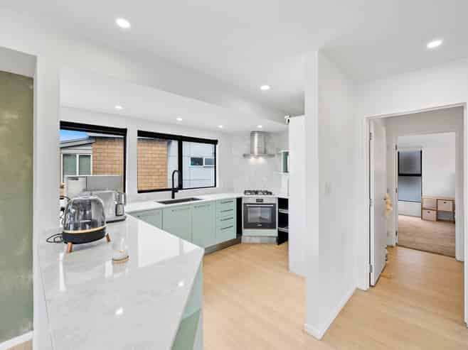 2/4 Rogers Avenue, Eastern Beach