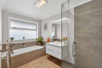 1 Te Ara Matipou, Frimley